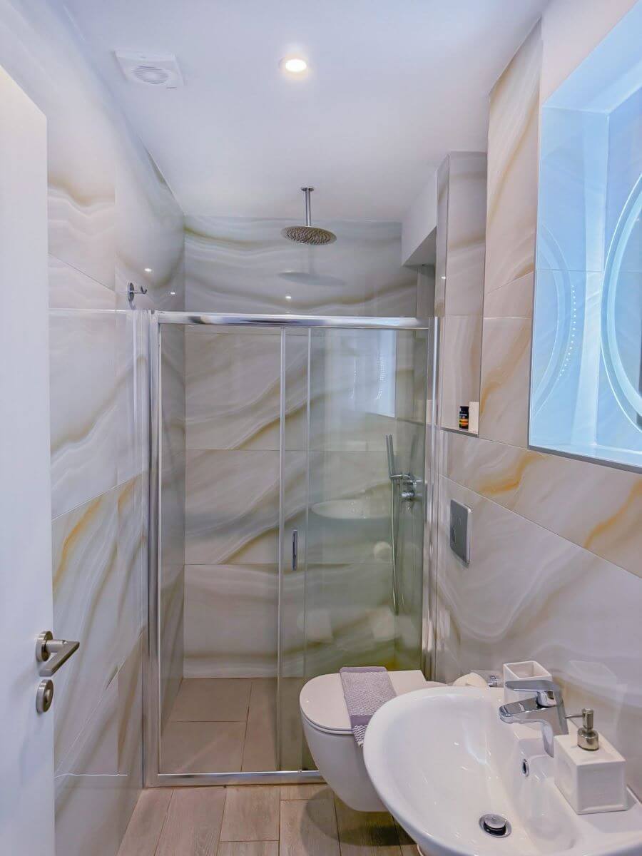 Tiara Holidays - Leon Villas - Economy Studio - bathroom